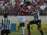 Carlinhos e Bruno Perone disputam bola no alto