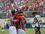 Jogadores do JEC comemoram gol