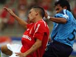...mas zagueiro adversrio desvia a bola para escanteio