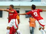 Taison comemora o primeiro gol da partida com o atacante Nilmar