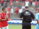D'Alessandro e Jonas se estranham fora do lance, longe da bola. Confuso em campo. Os dois jogadores so expulsos