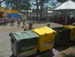 Sanitrios, pias para lavar louas, espaos abertos para alimentao e contneres fazem parte da infraestrutura do parque