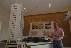 Vendedor da Construtora Camilotti, de Joinville, mostra o último lançamento da empresa - Jessé Giotti Vendedor da Construtora Camilotti, de Joinville, mostra o último lançamento da empresa - Jessé Giotti