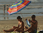 Veranistas descansam na areia