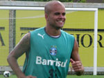Ruy, artilheiro do Grmio at o momento, corre ao lado do zagueiro Lo