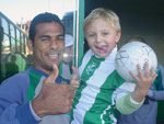 O pequeno Joo Vtor Ullian, gacho de nascimento, alviverde de corao, com seu dolo - o atacante Mendes
