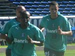 O volante Makelele (E), o meia Ortemam (atrs), Roberson e o meia Souza (D) no treino fsico