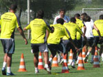 Os atletas fizeram treino fsico no gramado suplementar do Beira-Rio