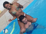 Os namorados Chauana e Leandro se refrescando na piscina de casa (foto enviada: 27/01/2009)