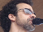 A Manu Pinheiro registrou bem de pertinho o cantor Paulinho Moska, na Brava (foto enviada: 26/01/2009)