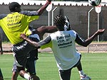 Glaydson entra pelo alto na dividida com Andrezinho