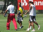 O tcnico Tite orienta os jogadores durante o treino