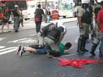 Estudante  detido por policiais durante a manifestao 