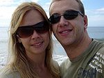 Isabel Cristina da Silva curtindo uma praia com o namorado (foto enviada:28/01/2009)