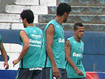 Jogadores fazem o aquecimento antes de iniciar o treino