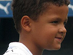 Kevin, filho do meia Souza, acompanhou o treino nesta tarde