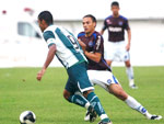 O atacante Mendes, destaque do time alviverde, deu trabalho para a defesa do Caxias