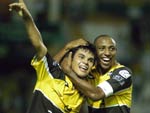 Lima e Luis Andr comemoram o segundo gol do Tigre