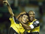 Lima, de 17 anos, comemora o seu gol com o capito Luis Andr