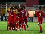Jogadores comemoram o primeiro gol do Inter na partida