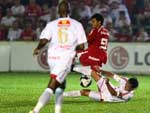 Nilmar durante disputa de bola do primeiro tempo de partida