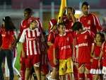 Crianas e jogadores organizam-se em campo