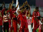 Coloradinhos e  jogadores sadam a torcida