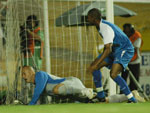 Eduardo Martini e Arlindo Maracan observam a bola entrando no gol do Ava