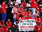 Torcedores aproveitam para mandar um recado para Paulo Brito