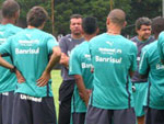 Celso Roth orienta os jogadores antes do incio do treino