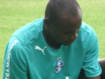 O volante Makelele se prepara para correr no gramado suplementar