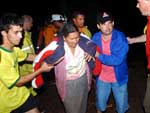 Aps ser resgatada, Irene  amparada por outros moradores 