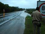 Arroio Corrientes transbordou interrompendo o trfego na BR-116, km 491