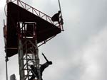 Um homem subiu numa torre de telefonia celular e recusava-se a deixar o alto da estrutura desde o incio da manh desta quinta-feira em Florianpolis