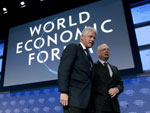 O ex-presidente dos Estados Unidos Bill Clinton e o fundador e presidente do Frum Econmico Mundial, Klaus Schwab