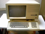 1 de janeiro de 1985: chega ao mercado o Macintosh XL, uma verso modificada do Aplle Lisa. Na verdade, tratou-se de uma tentativa de reavivar as vendas do Lisa. O MacXL custava US$ 3.995 