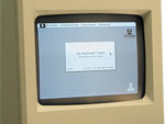 24 de janeiro de 1984: o Macintosh  lanado, custando US$ 2.495. O computador tudo-em-um da Apple torna-se um marco na indstira pela interface grfica. Uma curiosidade: o Macintosh teve sua venda proibida pelo Pentgono para pases comunistas