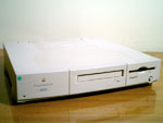 14 de maro de 1994: A Apple apresenta os primeiros Macs de mesa. Os Power Macs chegam nos modelos 6100, 7100 e 8100
