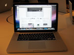 14 de fevereiro de 2006: Apple apresenta o MacBook Pro, com processadores Intel, e custando US$ 1999. A foto  de uma atualizao de 2008