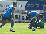 Treino coletivo teve revezamento de jogadores no time titular