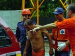 Ele foi encaminhado pelo Corpo de Bombeiros para o Hospital Universitrio (HU) com ferimentos leves e queimaduras nos ps