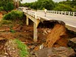 Ponte na estrada que liga os municpios de Canguu e Pelotas est interrompida: parte da pista foi destruda por causa da fora das guas da chuva