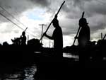 Barcos so improvisados para retirar moradores de reas alagadas
