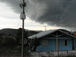 No fim da tarde desta quinta-feira, o tempo fechou em Capivari de Baixo. Foram 20 minutos de forte chuva e depois o sol reapareceu. Chuva de vero, seguida de muito calor