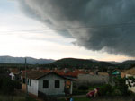 No fim da tarde desta quinta-feira, o tempo fechou em Capivari de Baixo. Foram 20 minutos de forte chuva e depois o sol reapareceu. Chuva de vero, seguida de muito calor