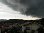 No fim da tarde desta quinta-feira, o tempo fechou em Capivari de Baixo. Foram 20 minutos de forte chuva e depois o sol reapareceu. Chuva de vero, seguida de muito calor