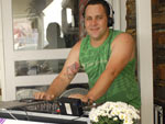 O DJ Andr Neto assumiu a trilha sonora do fim da tarde, na embaixada de Jurer