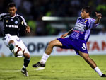 Palmeiras 5x1 Real Potos – Pierre, do Palmeiras, disputa a bola com Correa, do Real Potos