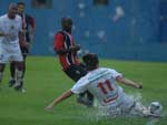 Rafael Bittencourt tenta salvar a bola na lateral. O jogador deu o passe para o segundo gol do JEC, marcado por Roglio