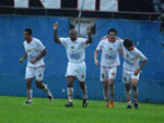 Jogadores do Brusque comemoram gol na vitria sobre o Joinville